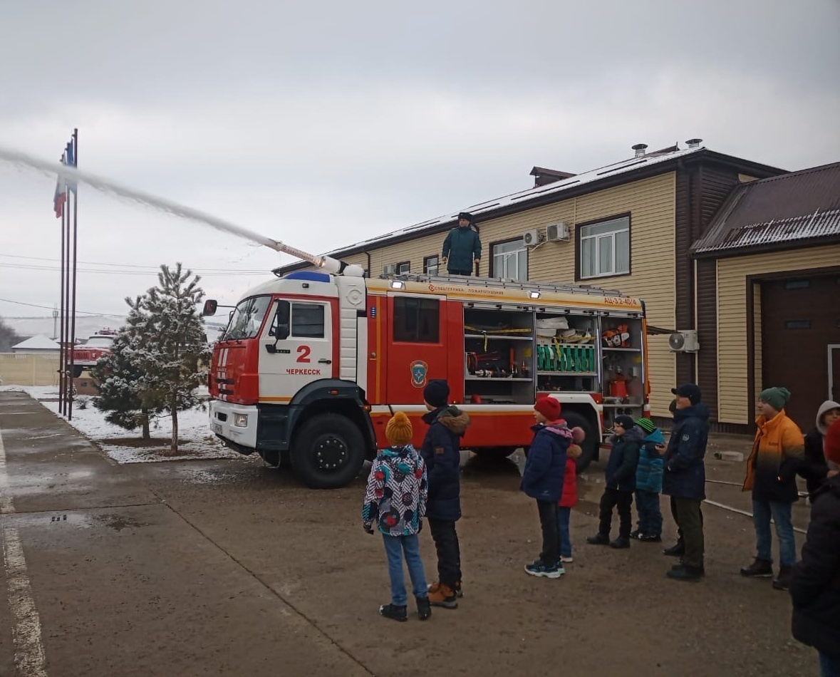 Состоялся День открытых дверей в пожарно-спасательной части города  Черкесска | 20.12.2021 | Новости Черкесска - БезФормата