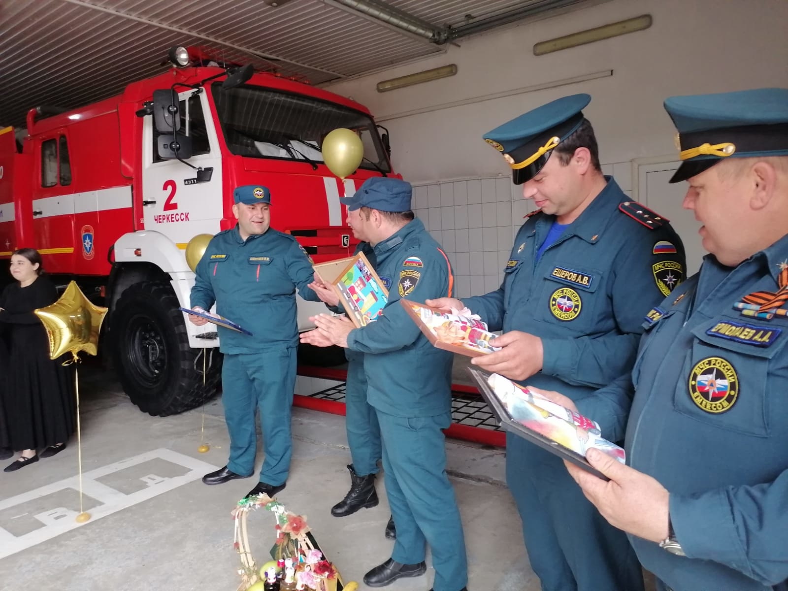 Огнеборцев Усть-Джегуты поздравили с Днем пожарной охраны | 02.05.2023 |  Новости Черкесска - БезФормата