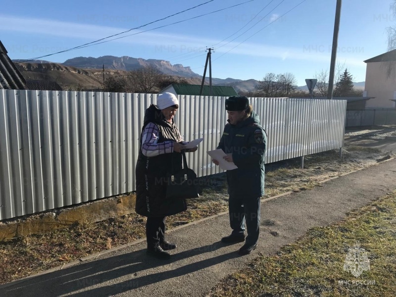 Жителям Урупского района напомнили о мерах пожарной безопасности в осенне-зимний период